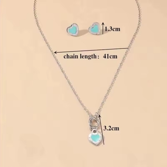 Luxury Silver Heart Necklace and Earring Set - Picture 3 of 4